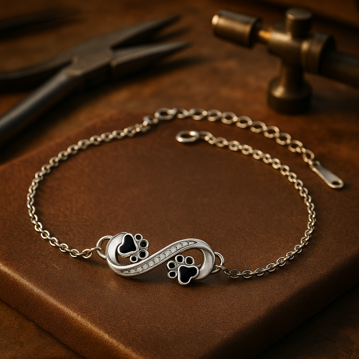 Bracelet avec symbole infini et breloque patte avec zircone