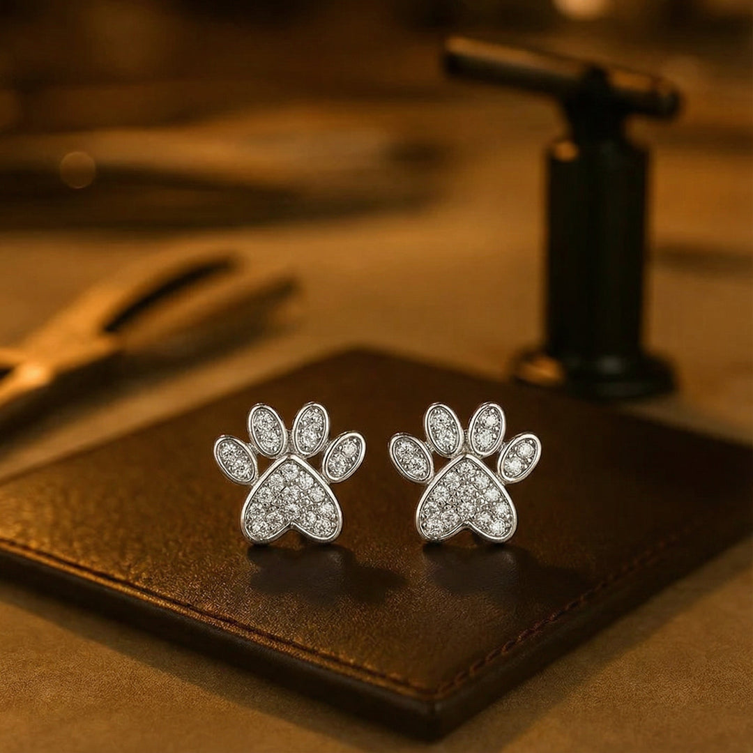 Boucles d'oreilles en forme de cœur avec motif patte de chat et zircons blancs
